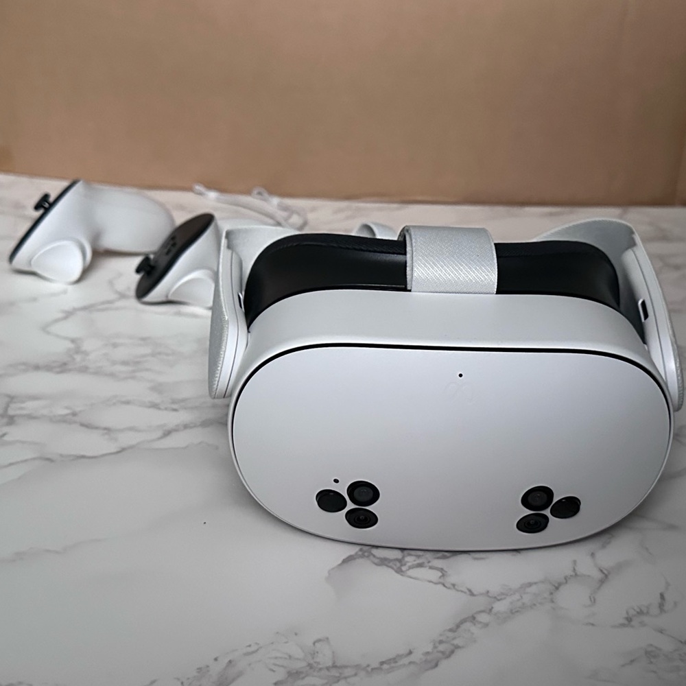 Meta Quest 3S VR Headset with Controllers *includes Batman Arkham Shadow game - Picture 7 of 10